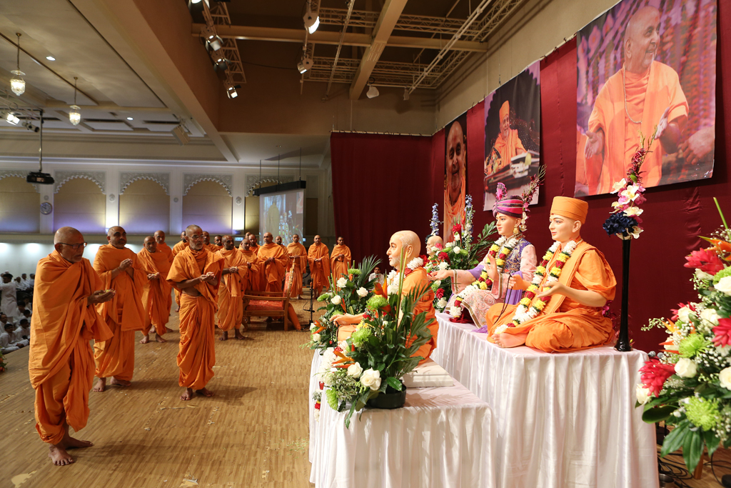 Pushpanjali to HH Pramukh Swami Maharaj during Patotsav Celebrations, London, UK