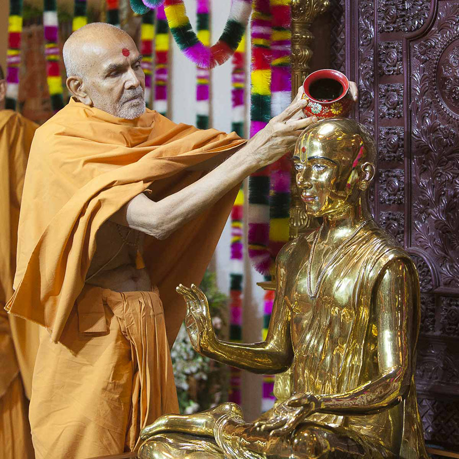 Param Pujya Mahant Swami performs abhishek of Bhagwan Swaminarayan, 29 Aug 2016