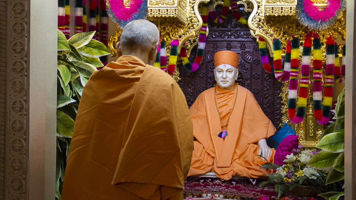 Param Pujya Mahant Swami engrossed in darshan of Brahmaswarup Pramukh Swami Maharaj, 29 Aug 2016