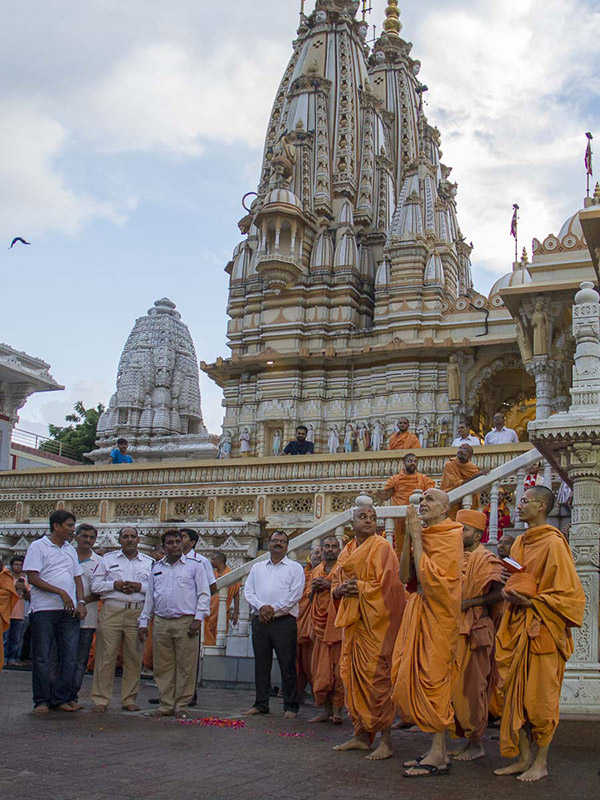Param Pujya Mahant Swami greets all with 'Jai Swaminarayan', 29 Aug 2016