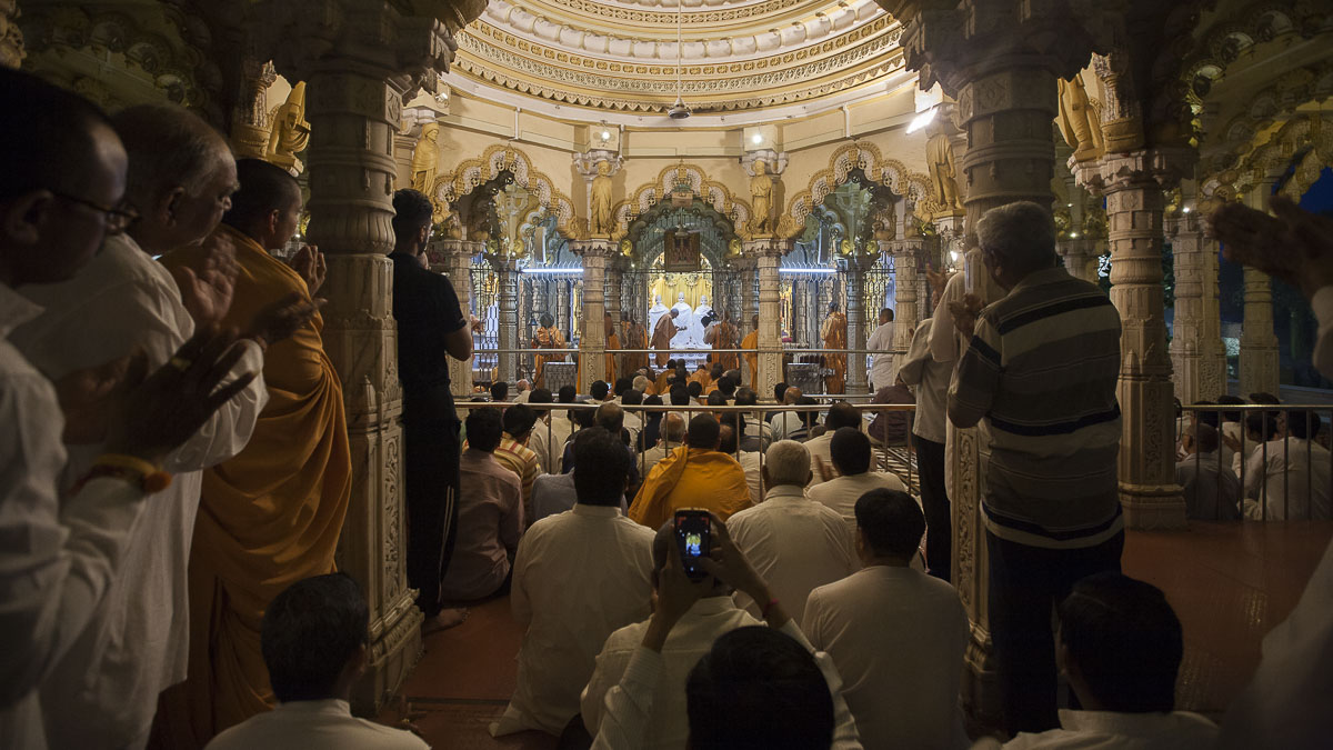 Param Pujya Mahant Swami performs Mangla arti, 30 Aug 2016