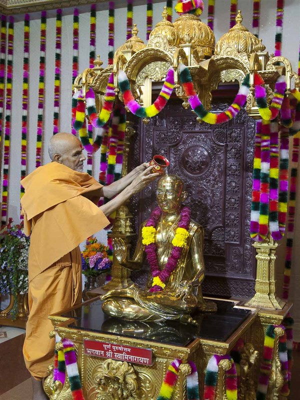 Param Pujya Mahant Swami performs abhishek of Bhagwan Swaminarayan, 30 Aug 2016