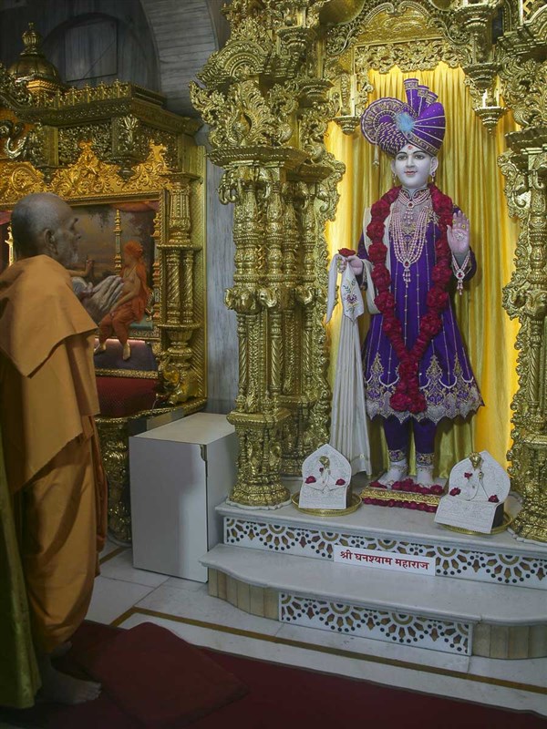 Param Pujya Mahant Swami engrossed in darshan, 30 Aug 2016