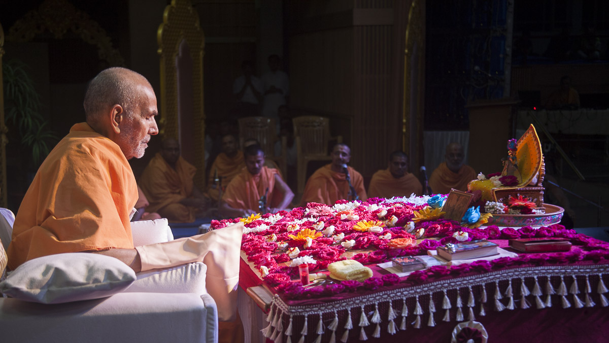 Param Pujya Mahant Swami performs his morning puja, 31 Aug 2016