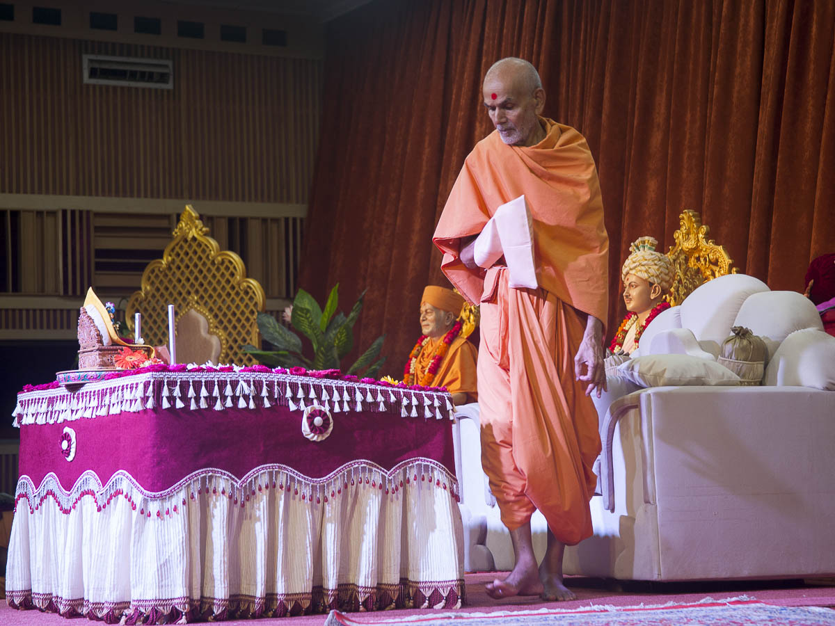 Param Pujya Mahant Swami performs his morning puja, 31 Aug 2016