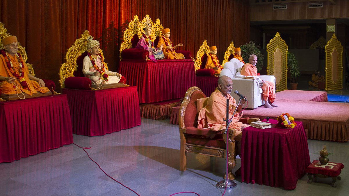 Yagnapriya Swami performs parayan in the evening, 31 Aug 2016
