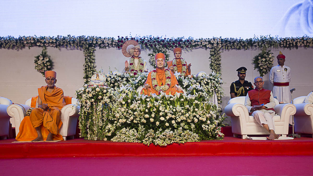 Param Pujya Mahant Swami Maharaj and Governor of Gujarat, Shri O.P. Kohli, during the tribute assembly