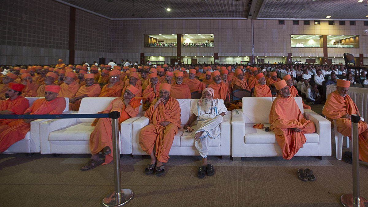 Representatives of spiritual organizations, sadhus and well-wishers during the tribute assembly