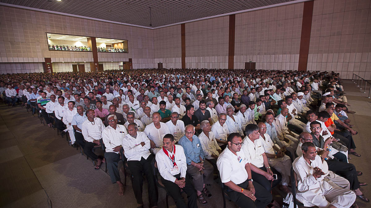 Devotees and well-wishers during the tribute assembly