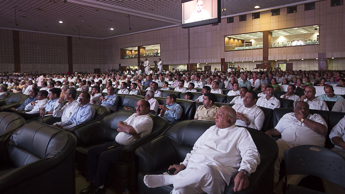 Devotees and well-wishers during the tribute assembly