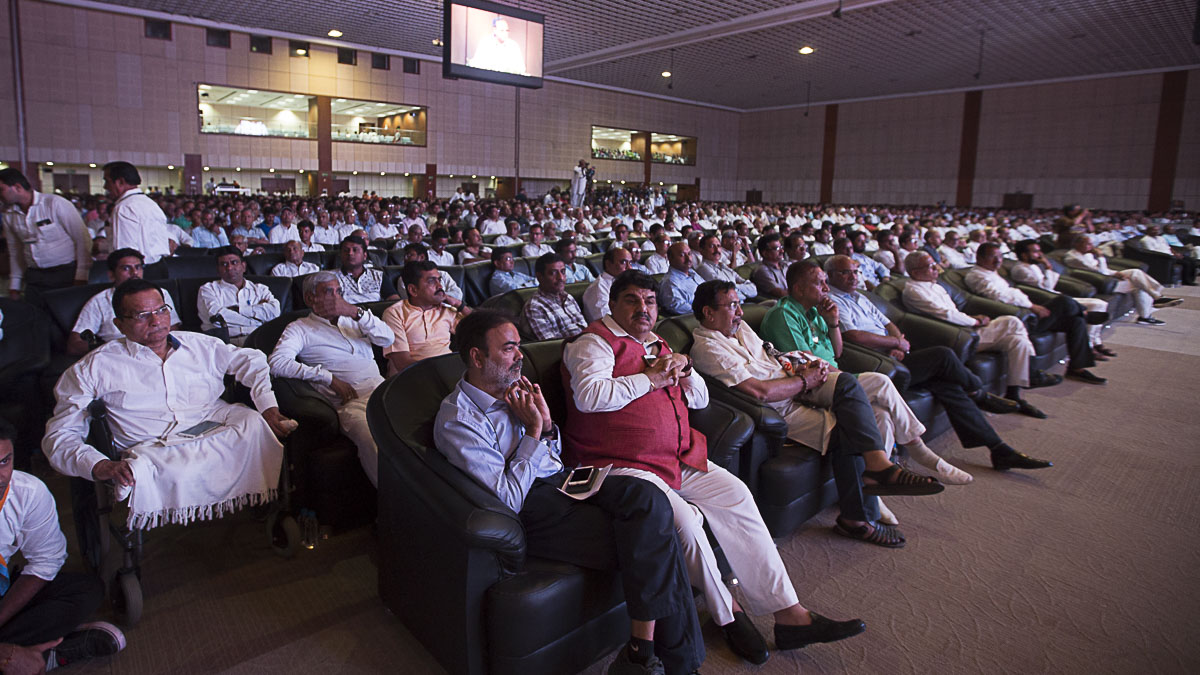 Devotees and well-wishers during the tribute assembly