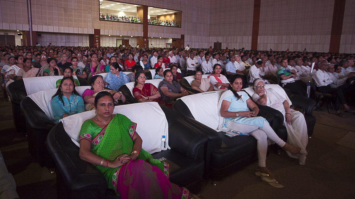 Devotees and well-wishers during the tribute assembly