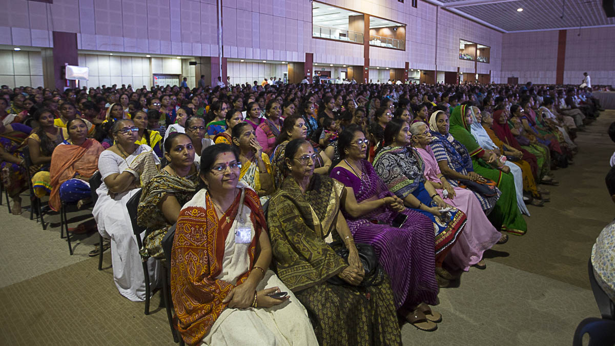 Devotees and well-wishers during the tribute assembly