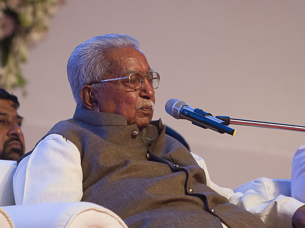 Shri Keshubhai Patel addresses the assembly