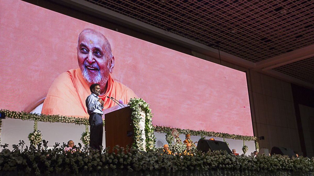Shri Ajay Umat addresses the assembly