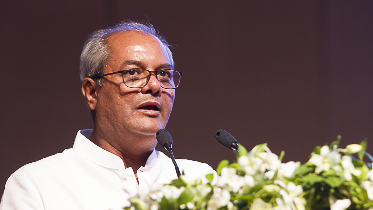 Shri Ashok Bhavsar addresses the assembly