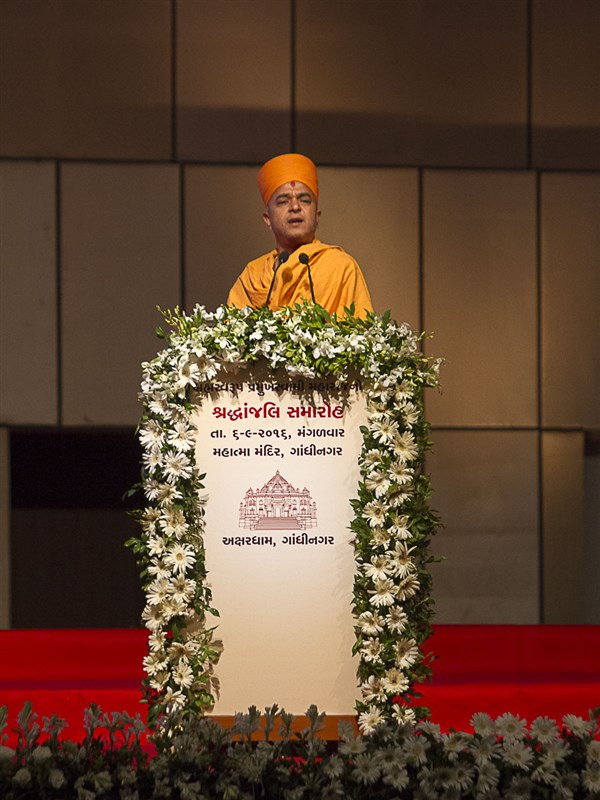 Brahmavihari Swami addresses the assembly