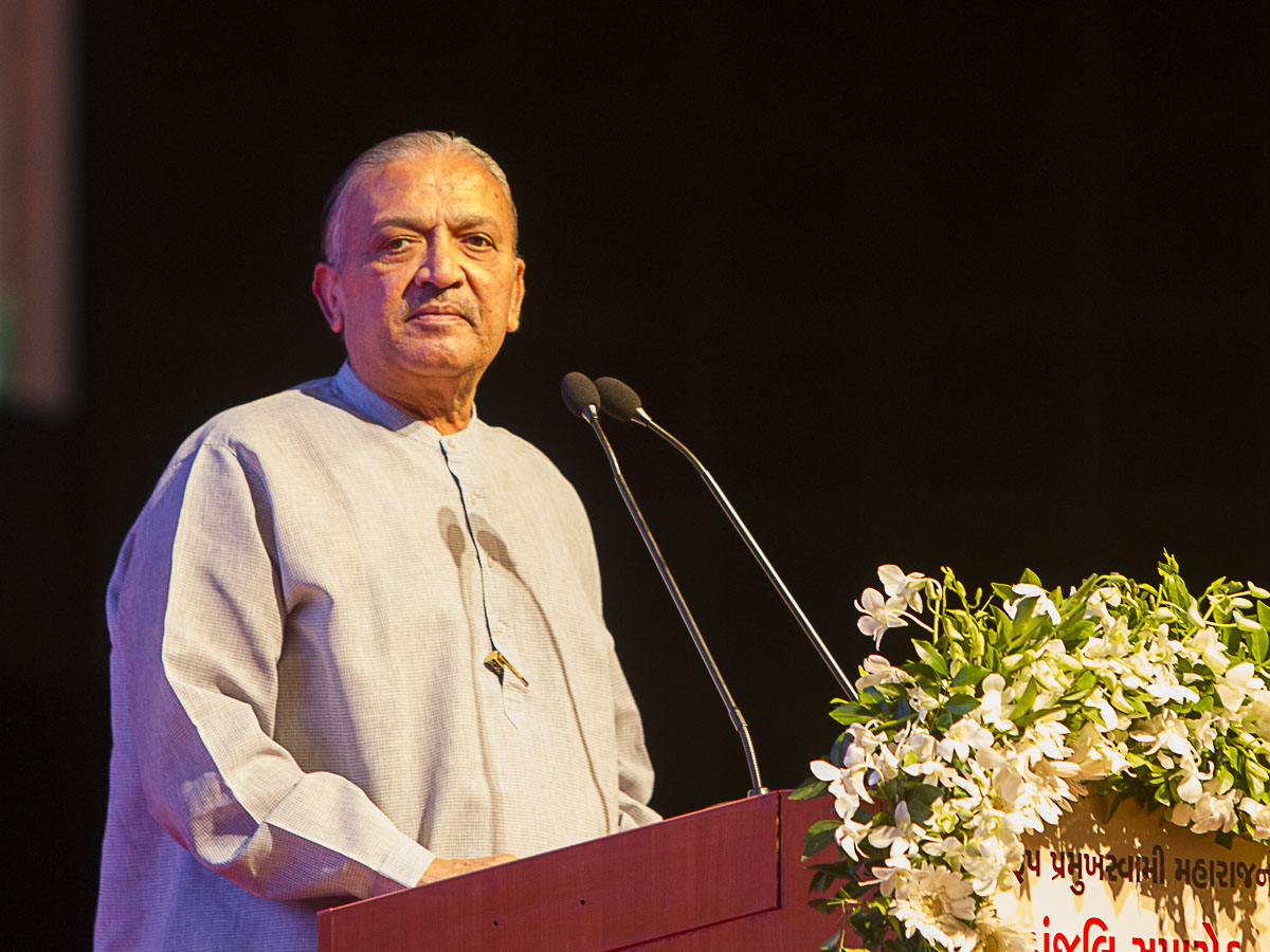 Shri Narhari Amin addresses the assembly
