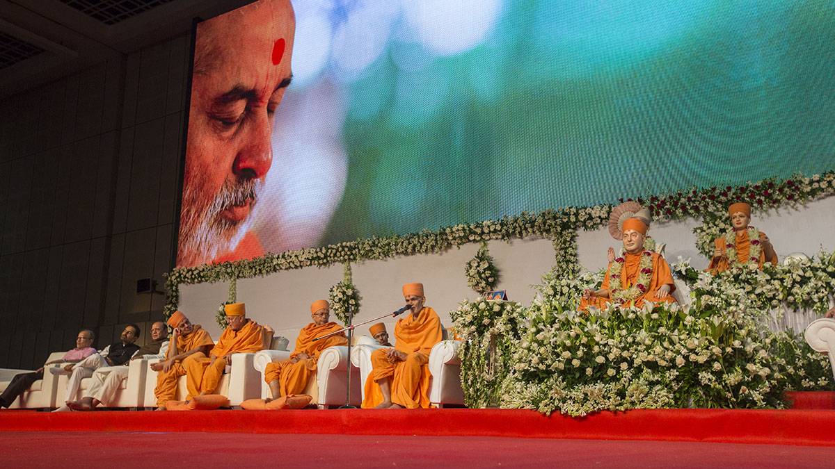 Param Pujya Mahant Swami Maharaj blesses the assembly