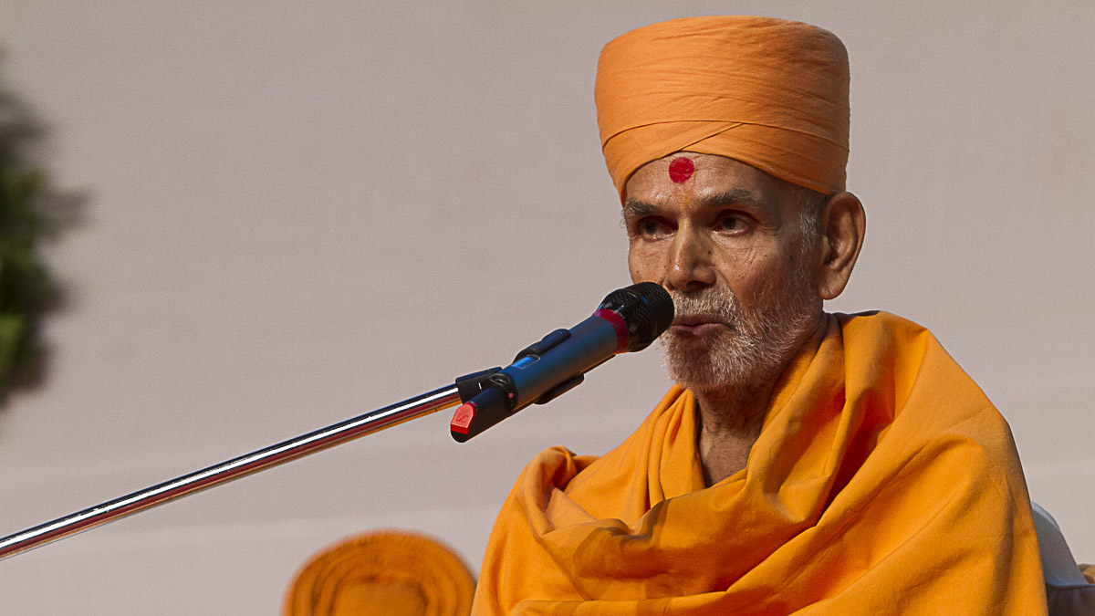 Param Pujya Mahant Swami Maharaj blesses the assembly