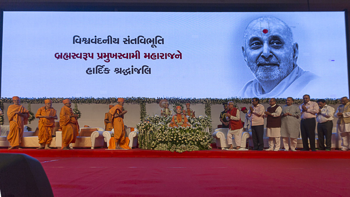 Param Pujya Mahant Swami Maharaj, senior sadhus and dignitaries offer mantra pushpanjali