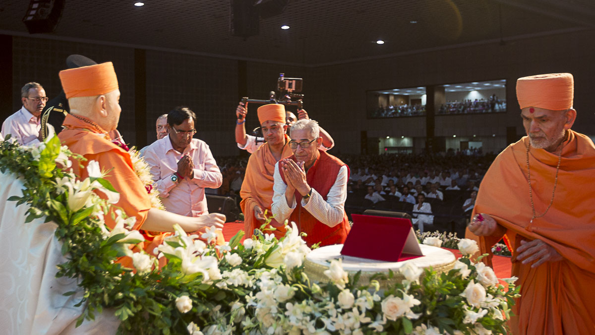 Param Pujya Mahant Swami and Shri O.P. Kohli offer mantra pushpanjali