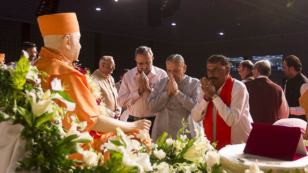 Dignitaries offer mantra pushpanjali