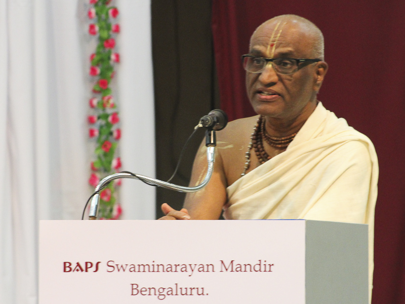 Pujya Madhu Pandit Das addresses the assembly