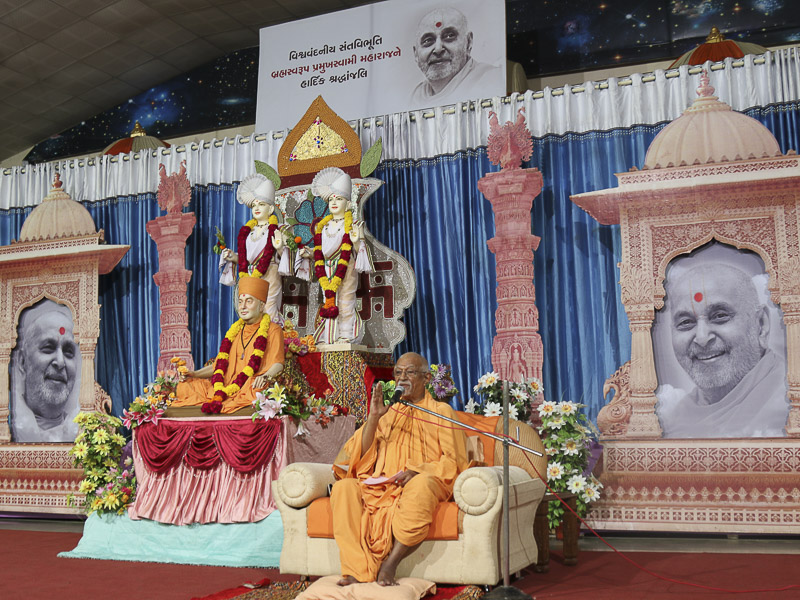 Pujya Swayamprakash Swami (Pujya Doctor Swami) delivers a discourse