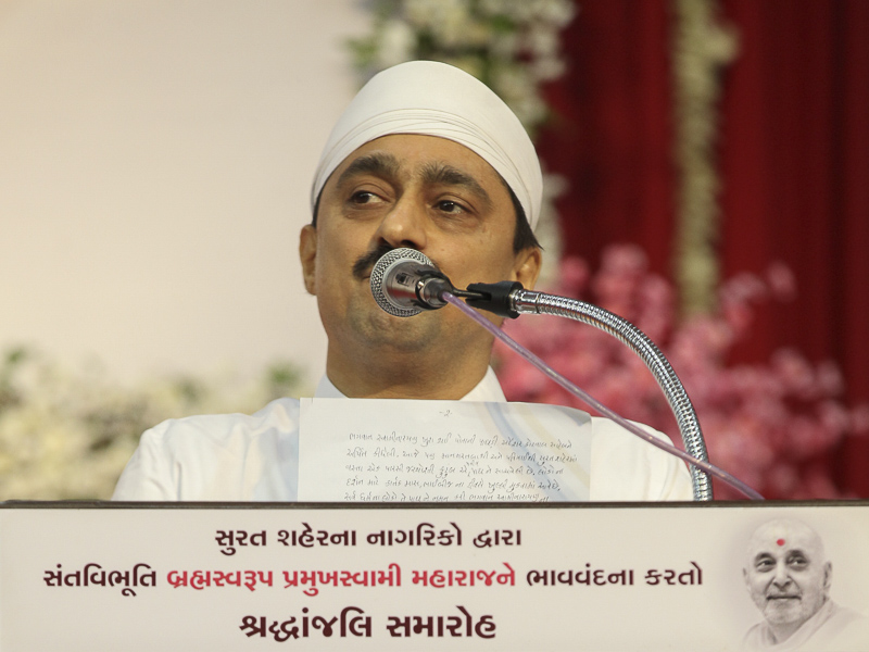 Shri Sayrasbhai Pujya addresses the assembly