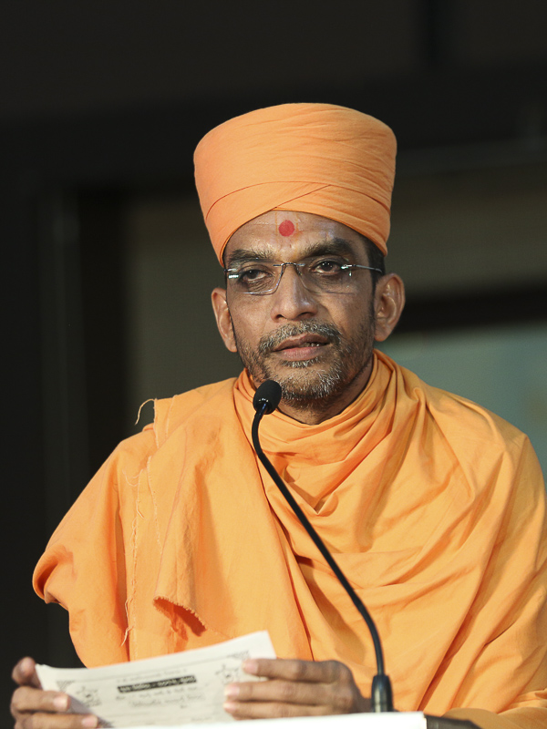 Adarshjivan Swami addresses the assembly