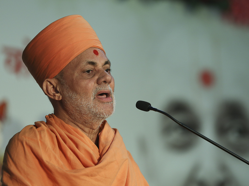 Pujya Viveksagar Swami addresses the assembly