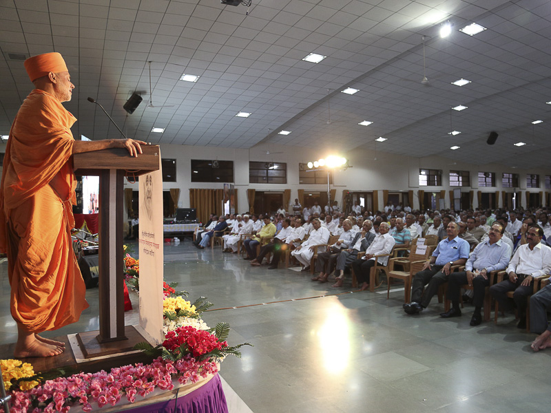 Pujya Viveksagar Swami addresses the assembly