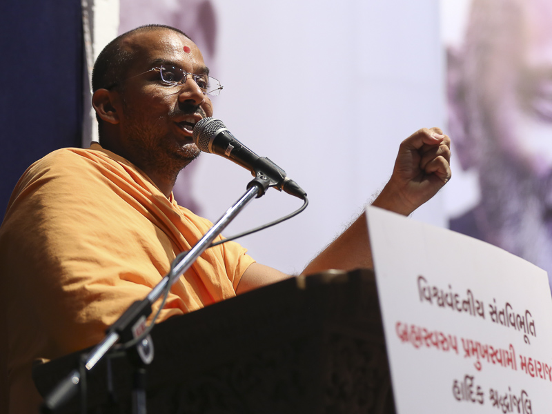 Apurvamuni Swami addresses the assembly