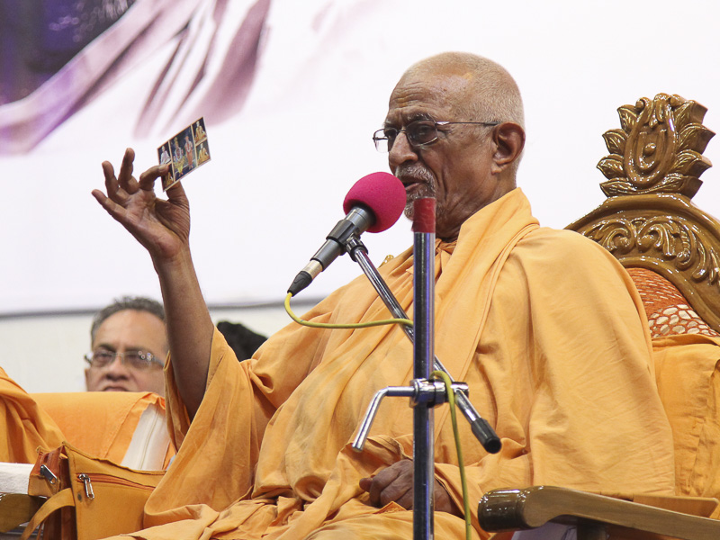 Pujya Swayamprakash Swami (Pujya Doctor Swami) addresses the assembly