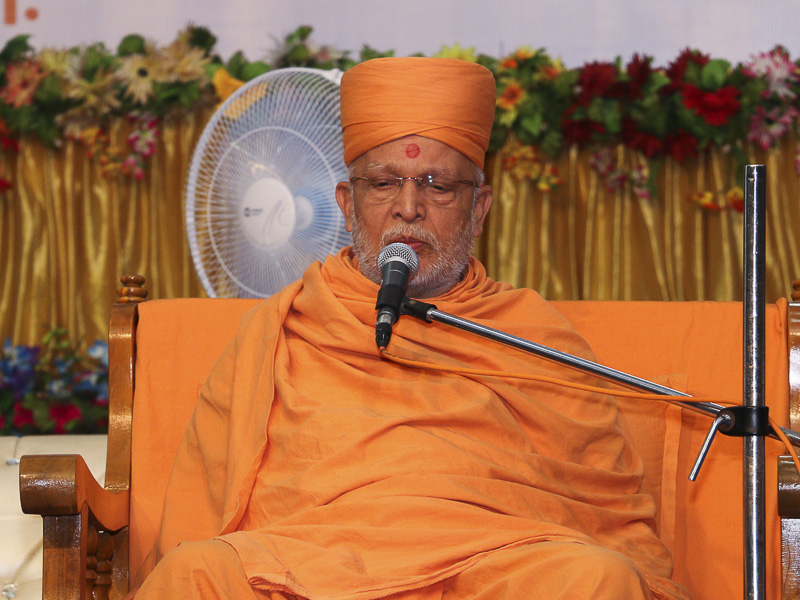 Pujya Ghanshyamcharan Swami addresses the assembly