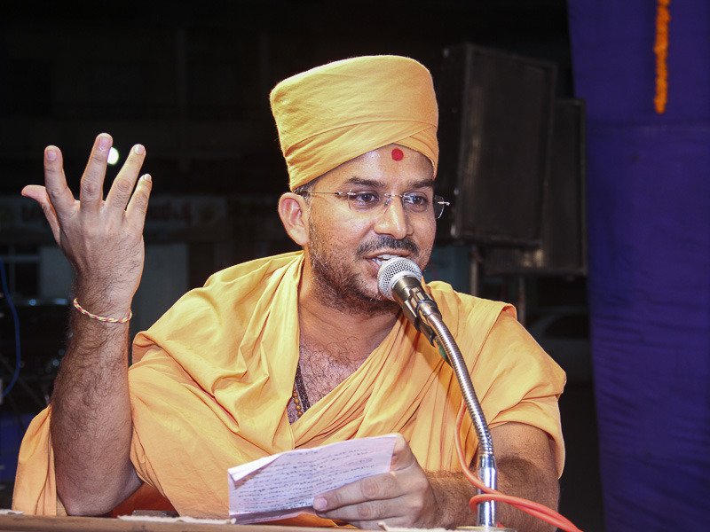 Apurvamuni Swami addresses the assembly