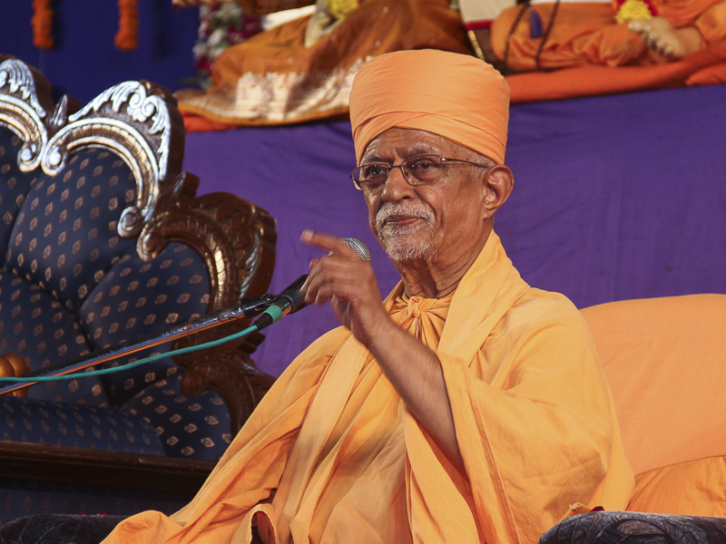 Pujya Swayamprakash Swami (Pujya Doctor Swami) addresses the assembly