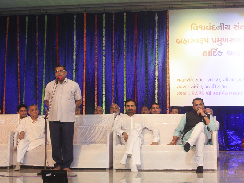 Shri Rajendrasinh Rana addresses the assembly