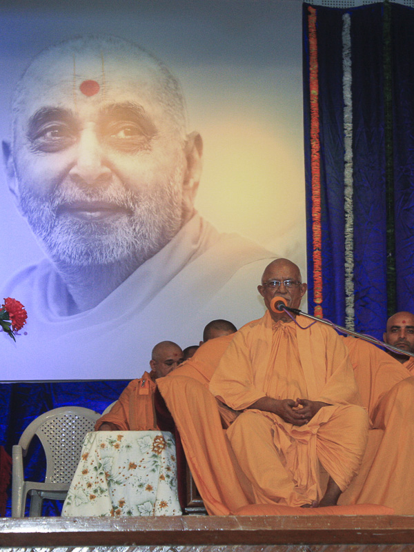 Pujya Swayamprakash Swami (Pujya Doctor Swami) addresses the assembly