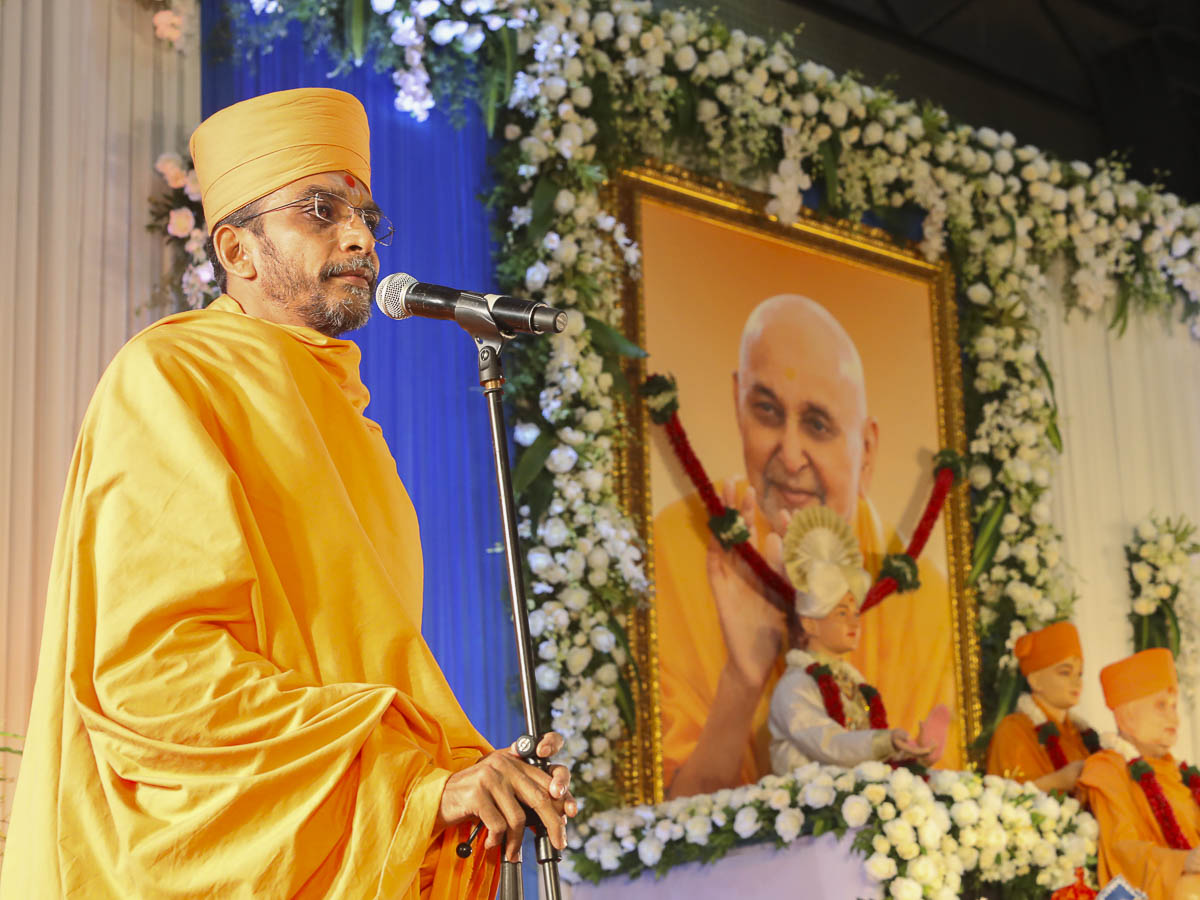 Adarshjivan Swami addresses the assembly