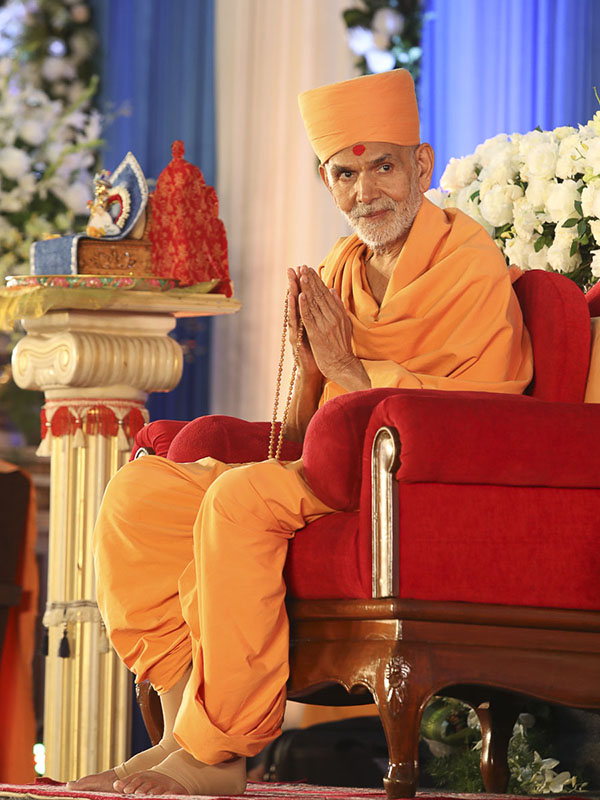 HH Mahant Swami Maharaj greets all with 'Jai Swaminarayan'