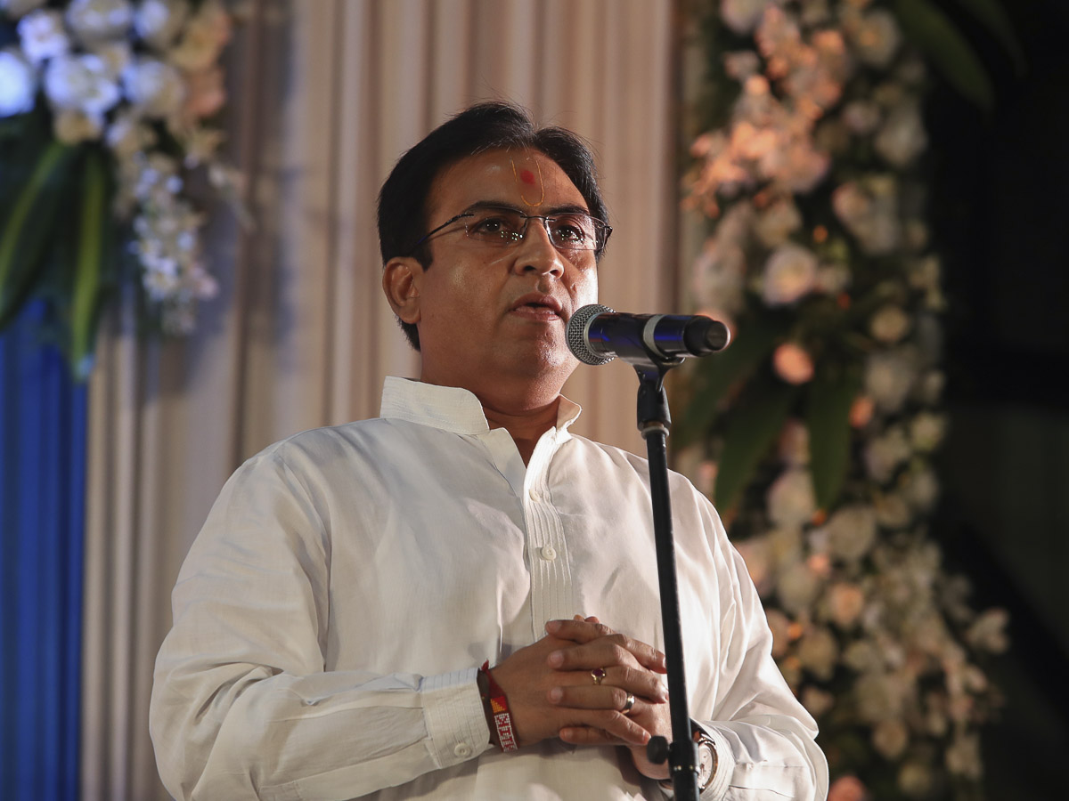 Shri Dilip Joshi addresses the assembly