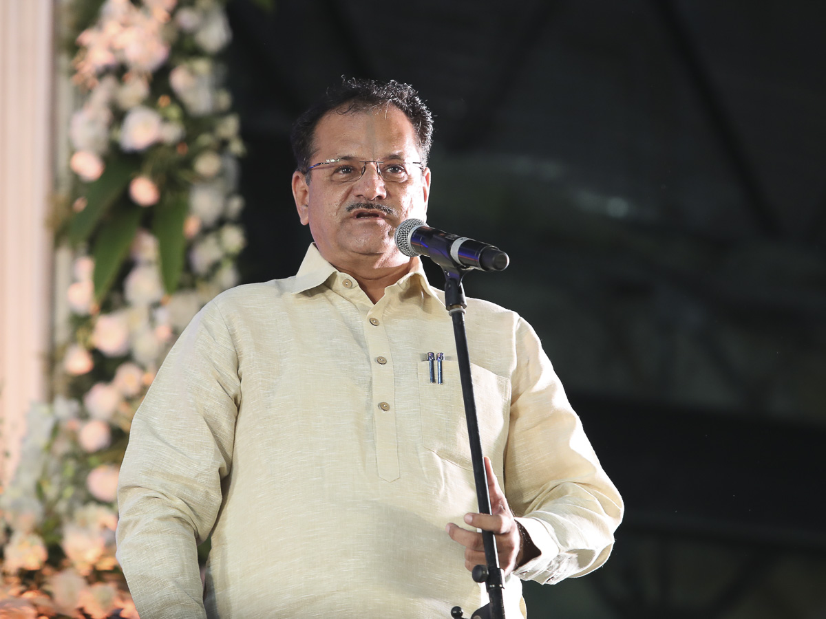 Shri Yogesh Sagar addresses the assembly