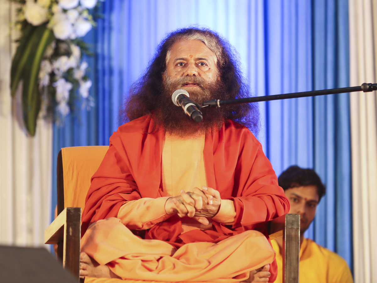 Pujyapad Swamishri Chidanand Saraswatiji addresses the assembly