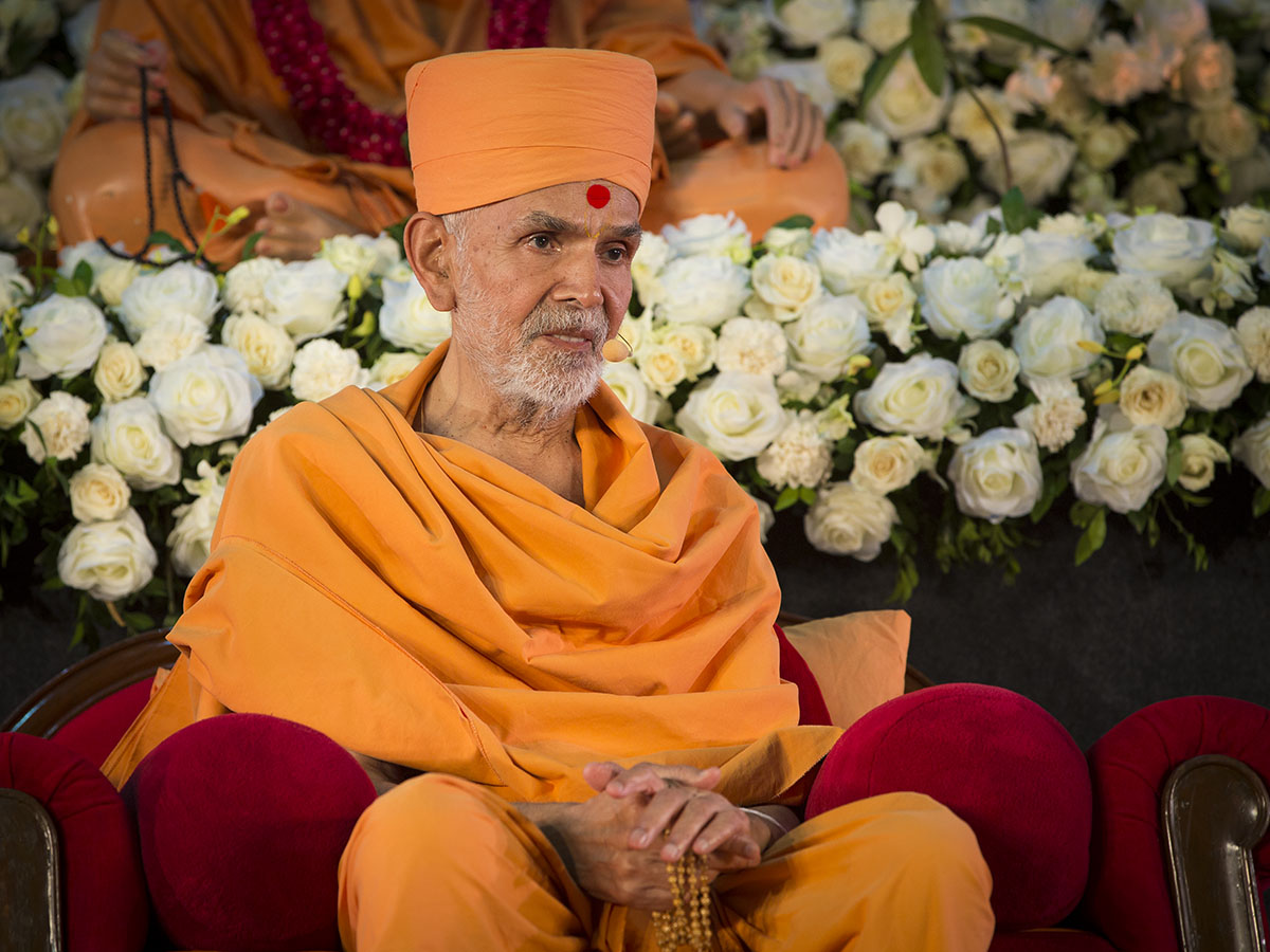 Param Pujya Mahant Swami Maharaj blesses the assembly