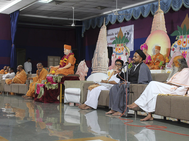 Maulana Saheb addresses the tribute assembly in honor of HH Pramukh Swami Maharaj, Mahuva