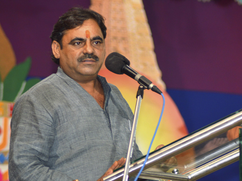 Shri Mayabhai Ahir addresses the assembly