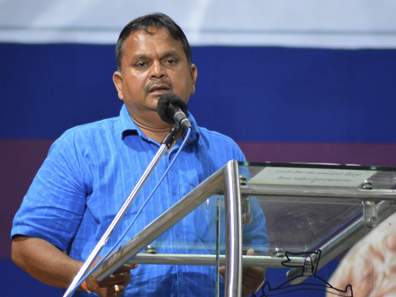 Shri R C Makwana addresses the assembly