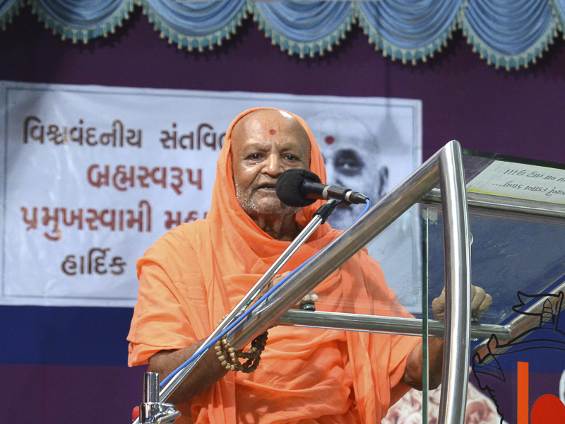 Mahant of Swaminarayan Gurukul, Mahuva, addresses the assembly